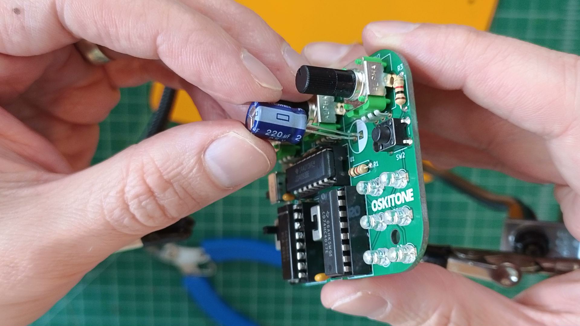 capacitor polarity band alignment